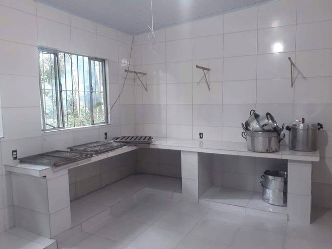 Cozinha com bancadas e pias