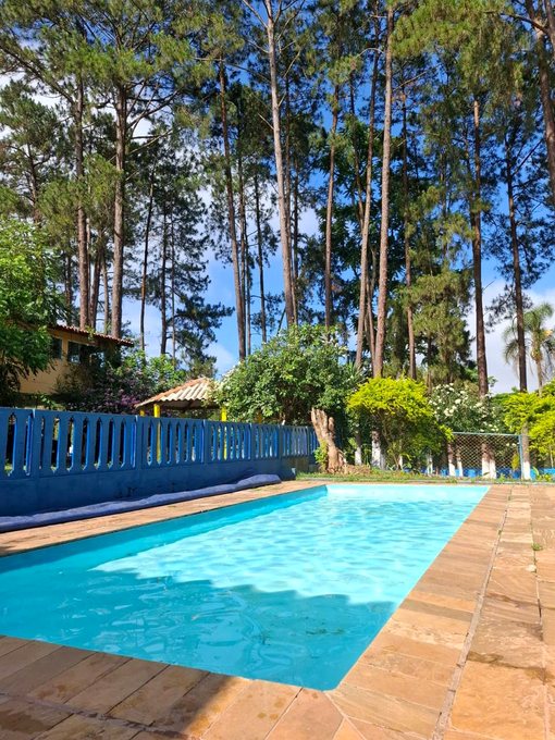 Piscina externa com deck e área verde