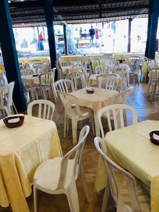 Sala de refeições com mesas e cadeiras